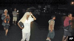 خه‌ڵکی له‌ تاو به‌هێزی بومه‌له‌رزه‌که‌ هاتوونه‌ته‌ سه‌رشه‌قامه‌کان، شه‌وی دووشه‌ممه‌ 25 ی ده‌ی 2010