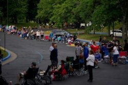 Foto de archivo de un grupo de personas haciendo fila en un centro de ayuda para desempleados en Frankfort, Kentucky, EE.UU. el 18 de junio de 2020. REUTERS.