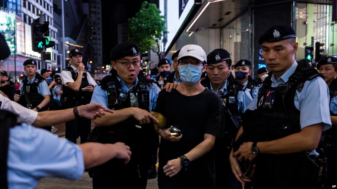 香港警方周日逮捕了23名纪念六四34周年的港人