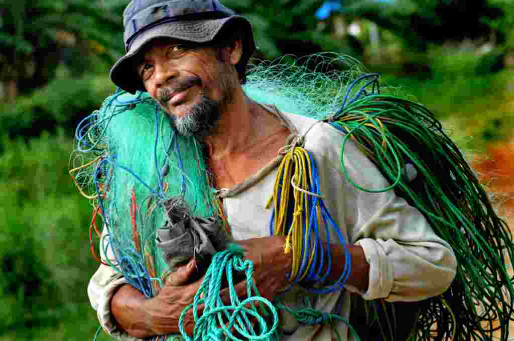 La Cruz Roja le proporcionó a Ibnu Abas, un pescador de 50 años en Malang, Indonesia, agua potable luego que su casa fuera derrumbada en el tsunami de 2009.