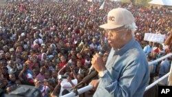 Edward Lowassa, presidential candidate of Tanzania's opposition party CHADEMA -- a coalition of four opposition political parties, popularly known in Swahili as UKAWA -- holds a campaign rally for the Oct. 25 election in Manyara, Tanzania, Sept. 25, 2015.