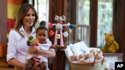 Ibu Negara AS, Melania Trump mengunjungi Nest Orphanage di Limuru, Kenya, 5 Oktober 2018. 