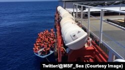 Des migrants en train d’être remontés sur un bateau lors d’une opération de secours de l’ONG MSF e n Méditerranée, au large de la Libye, 9 juin 2017. (Twitter/ @MSF_Sea)