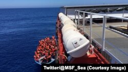 Des migrants en train d’être remontés sur un bateau lors d’une opération de secours de l’ONG MSF e n Méditerranée, au large de la Libye, 9 juin 2017. (Twitter/ @MSF_Sea)