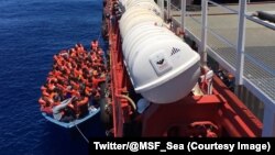 Des migrants en train d’être remontés sur un bateau lors d’une opération de secours de l’ONG MSF e n Méditerranée, au large de la Libye, 9 juin 2017. (Twitter/ @MSF_Sea)