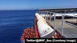 Des migrants en train d’être remontés sur un bateau lors d’une opération de secours de l’ONG MSF e n Méditerranée, au large de la Libye, 9 juin 2017. (Twitter/ @MSF_Sea)