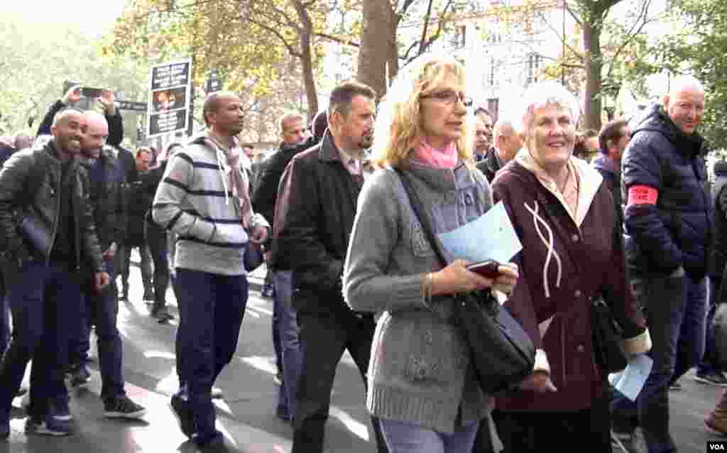 Warga ikut dalam demonstrasi polisi di Paris (26/10). Jajak pendapat menunjukkan dukungan rakyat terhadap polisi. (VOA/L. Bryant)