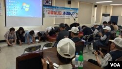 지난 23일 한국 경기도 광명시 보훈회관에서 탈북민들이 6.25 참전 용사들에게 감사의 마음을 전하며 큰 절을 하고 있다.