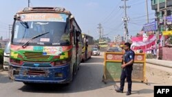 ঢাকার কাছে আমিনবাজার প্রবেশ পথে একজন পুলিশ সদস্য।২৭ অক্টোবর, ২০২৩। এএফপি ফাইল ছবি।