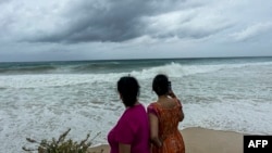 Turistas observan las olas del mar mientras el huracán Beryl pasa cerca de Bridgetown, Barbados, el 1 de julio de 2024.