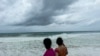 Turistas observan las olas del mar mientras el huracán Beryl pasa cerca de Bridgetown, Barbados, el 1 de julio de 2024.