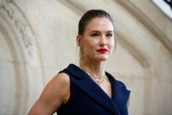 Top model Israel, Bar Refaeli, dalam satu sesi pemotretan di Paris, 26 Februari 2019. (Foto: dok).