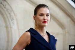 Top model Israel, Bar Refaeli, dalam satu sesi pemotretan di Paris, 26 Februari 2019. (Foto: dok).