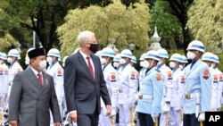 Menteri Pertahanan RI Prabowo Subianto (kiri) berjalan bersama penjabat Menteri Pertahanan AS Christopher Miller, memeriksa barisan pasukan kehormatan menjelang pertemuan di Jakarta, Senin, 7 Desember 2020. (Foto: Kementerian Pertahanan RI/AP).