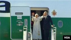 Paus Benediktus tiba di Bandara Internasional Guanajuato, Meksiko (23/3).