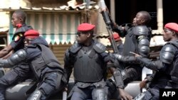 ARCHIVES - Des policiers sénégalais patrouillent lors de manifestations antigouvernementales à Dakar le 19 avril 2018.