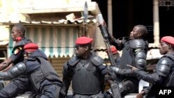 Des policiers sénégalais patrouillent lors de manifestations la loi électorale à Dakar le 19 avril 2018.