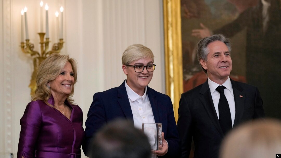 Ajna Jusić prilikom dodjele nagrada, sa Džil Bajden i Entonijem Blinkenom. (Foto: AP/Susan Walsh)
