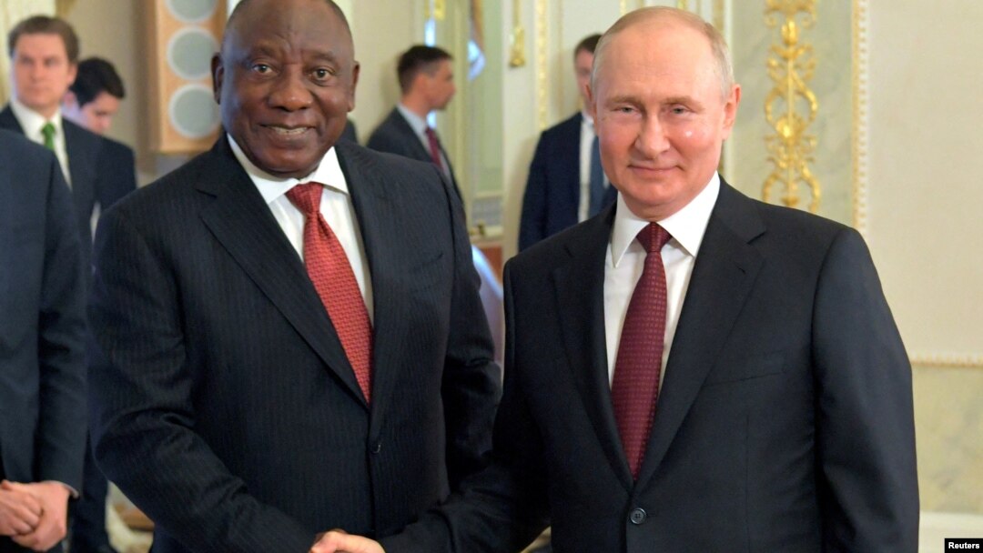 Tổng thống Nga Vladimir Putin (phải) bắt tay Tổng thống Nam Phi Cyril Ramaphosa sau cuộc gặp với phái đoàn các nhà lãnh đạo châu Phi để thảo luận về đề xuất đàm phán hòa bình giữa Nga và Ukraine, tại Saint Petersburg, Nga, vào ngày 17/6/2023.