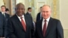 Presidente sul-africano Cyril Ramaphosa (esq) e Presidente russoi, Vladimir Putin em São Petersburgo