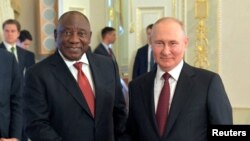 FILE - Russian President Vladimir Putin shakes hands with South African President Cyril Ramaphosa after a meeting with delegation of African leaders to discuss their proposal for peace talks between Russia and Ukraine, in Saint Petersburg, Russia June 17, 2023. 