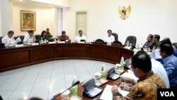 Presiden Joko Widodo memimpin rapat terbatas di kantor Presiden, Jakarta. (Foto: VOA/Andylala)