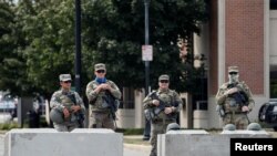 Soldados de la Guardia Nacional de Wisconsin frente al edificio de Seguridad Pública de Kenosha, Wisconsin, el 31 de agosto de 2020, el día previo a la visita del presidente Donald Trump a esa ciudad.