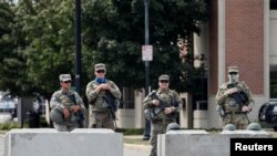 Miembros de la Guardia Nacional de Wisconsin hacen guardia en las calles de Kenosha, Wisconsin, donde se registraron graves protestas, el 31 de agosto de 2020.