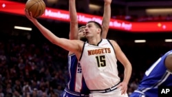 Nikola Jokić u duelu sa Domantasom Sabonisom, 2. decembra 2023. (Foto: AP/Jed Jacobsohn)