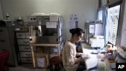 Malaria researcher Sornsuda Setaphan prepares blood samples at hospital in Pailin, Cambodia (file photo)