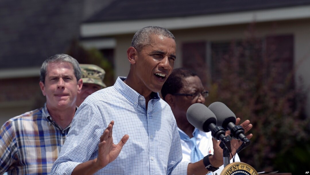 Tổng thống Obama phát biểu sau khi đi thăm Castle Place, một khu vực bị ảnh hưởng bởi trận lụt ở Baton Rouge, 23/8/2016.