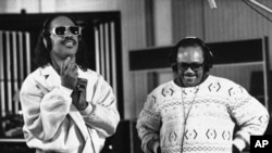 ARCHIVO - La estrella de la grabación Stevie Wonder, a la izquierda, y Quincy Jones participan en una sesión de grabación de costa a costa, vinculada a un estudio en Nueva York, para grabar una canción antidrogas, el 5 de marzo de 1987 en Los Ángeles.