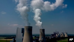 ARCHIVO - Vapor saliendo de una central eléctrica de carbón en Neurath, Alemania, el 8 de junio de 2023.