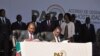 Presidente de Moçambique, Filipe Nyusi, (esq) e presidente da Renamo, Ossufo Momade (dir), assinam cessar-fogo, na Gorongosa, 1 de Agosto de 2019