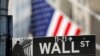 ARCHIVO: Un cartel de Wall Street se ve fuera de la Bolsa de Valores de Nueva York (NYSE) en la ciudad de Nueva York.