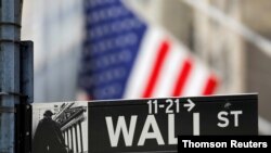 Une plaque signalant "Wall Street", le quartier financier de New York. 