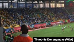 Dans le stade de Port-Gentil, pendant le match Ouganda-Ghana pour la CAN 2017, au Gabon, le 17 janvier 2017. (VOA/Timothée Donangmaye)