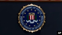 ARCHIVO - El sello del FBI expuesto en una conferencia de prensa en la sede de la agencia en Washington, en junio de 2018.