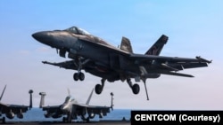 资料照片：一架F/A-18超级大黄蜂战机从位于阿拉伯海的美国海军“亚伯拉罕·林肯”号航空母舰起飞。伊朗曾表示击落过F/A-18战机并击中过“林肯”号。中国媒体不做核实，直接援引伊朗媒体的说法。