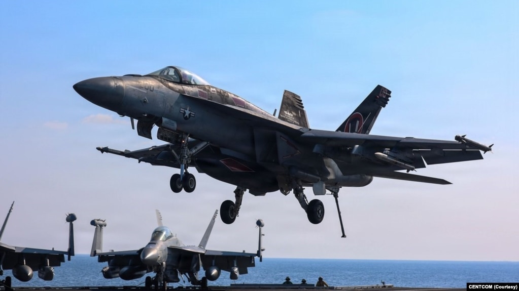 ������Ƭ��һ��F/A-18������Ʒ�ս����λ�ڰ��������������������ǲ��������ֿϡ��ź���ĸ����ɡ�