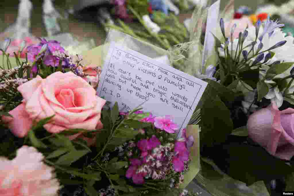 دسته های گل با پیام ها برای بزرگداشت از قربانیان واقعه تهاجم با چاقو در شهر سوت پورت در بریتانیا &nbsp;
