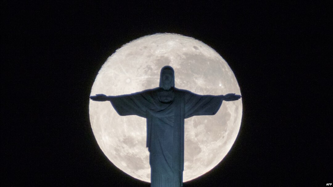 Hình minh họa - Tượng Chúa Cứu Thế trên đỉnh đồi Corcovado trong ngày trăng tròn ở Rio de Janeiro, Brazil, ngày 19 tháng 7 năm 2016.