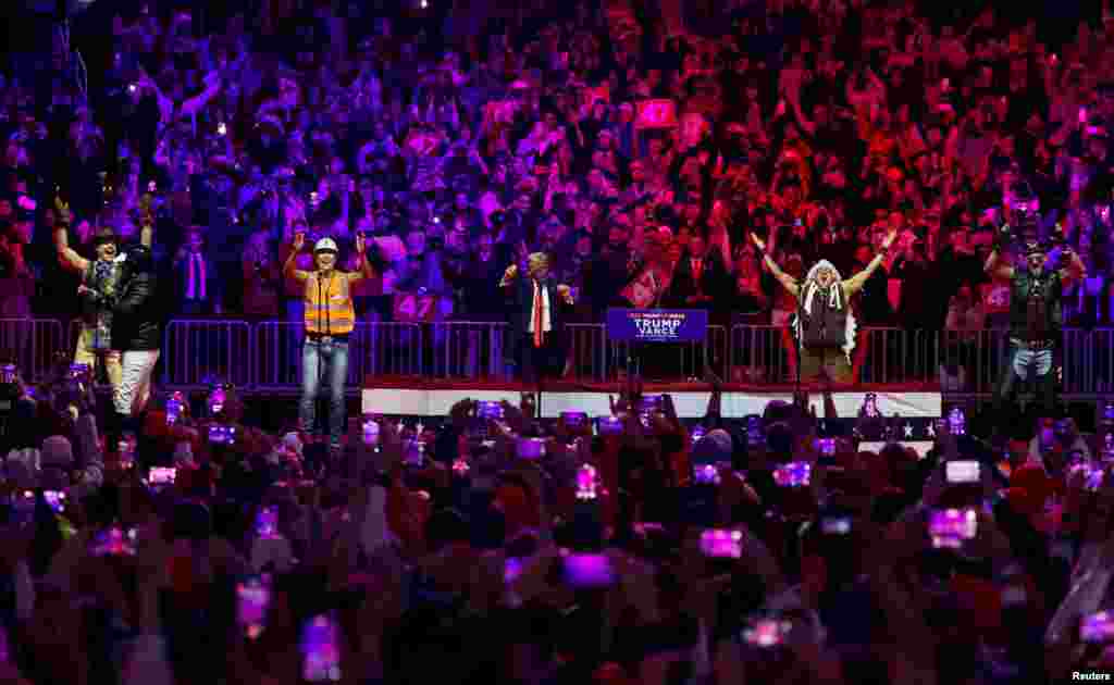 El grupo Village People en una presentación icónica en un evento previo a la toma de posesión de Donald Trump en Washington