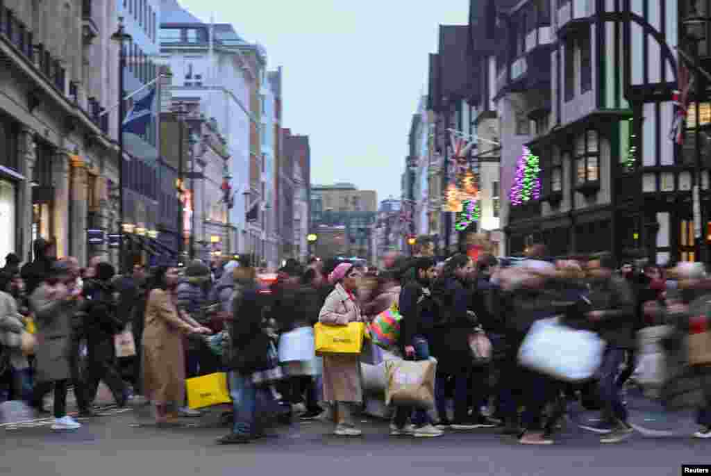 Londonda Rojdestvo bayrami ortidan an&#39;anaviy arzonlashtirilgan savdo kuni