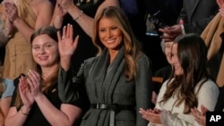 美国第一夫人梅拉尼娅·特朗普(Melania Trump)在特朗普总统于2025年3月4日在国会大厦向国会两院联席会议发表讲话前挥手致意。