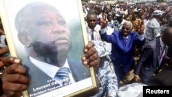 Aboudramane Sangaré, leader des "frondeurs" du Front Populaire Ivoirien (FPI, au centre, salue la foule lors d'un meeting de l'opposition à Koumassi, à Abidjan, 27 juin 2015. 