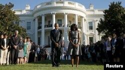 Президент США Барак Обама, его супруга и сотрудники Белого дома приняли участие в минуте молчания на лужайке перед Белым домом. Вашингтон. 11 сентября 2015 г.
