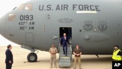 Le vice-président Joe Biden sort de l'avion de transport militaire C-17 lors de son arrivée à Bagdad en Irak, 28 avril 2016.