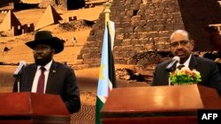 Le président sud-soudanais Salva Kiir, à gauche, et le président soudanais Omar al-Béchir lors d’une conférence de presse conjointe au palais présidentiel de Khartoum, Soudan, 2 novembre 2017.