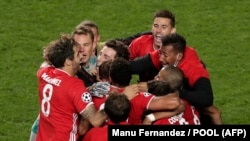 Les joueurs du Bayern font la fête après avoir remporté la finale de la Ligue des champions de l'UEFA entre le Paris Saint-Germain et le Bayern Munich au stade Luz de Lisbonne le 23 août 2020. (Photo by Manu Fernandez / POOL / AFP)